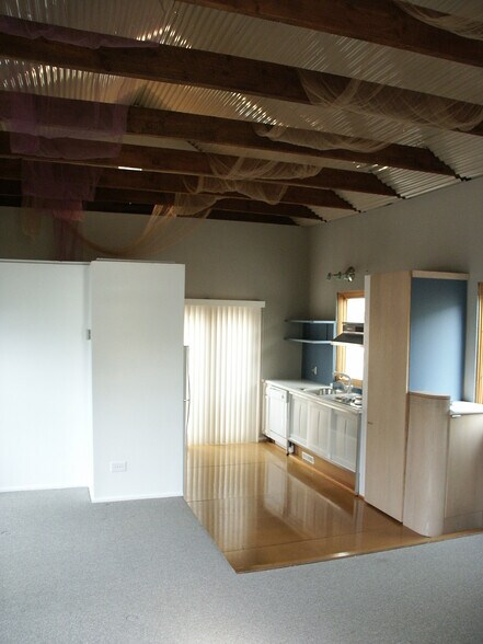 View towards kitchen - 2622 N Burling St