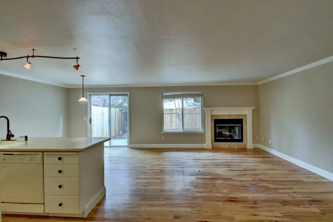 Building Photo - Spacious 3 bed Townhome with Fenced Yard, ...