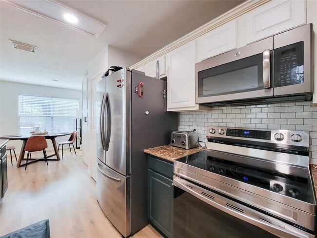 Building Photo - 42 Wineberry Pl