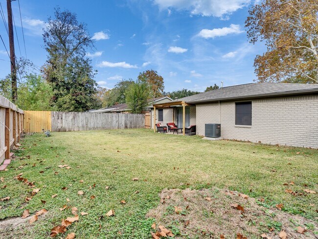 Building Photo - 705 Littlewood