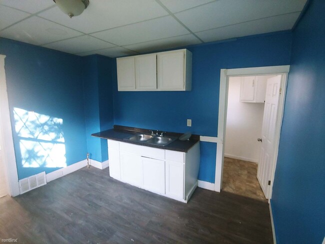 Building Photo - 1 br, 1 bath Triplex - 2033 West 98th Stre...