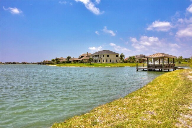Building Photo - 6241 Lago Vista Dr