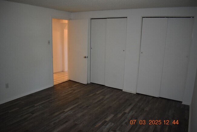 Building Photo - 4 bedroom / 2 bathroom / 1976 SF!