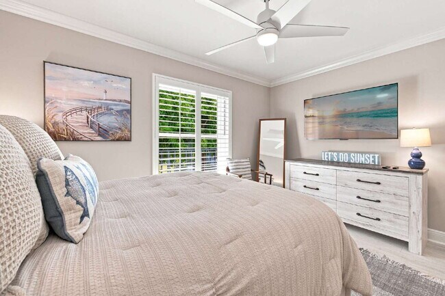 Building Photo - Chateau Vanderbilt 3 bedroom condo with water views.