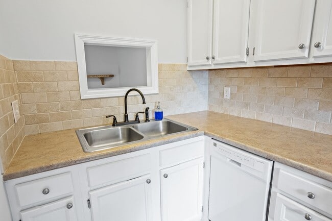 Building Photo - Great 2 Bedroom Available End Of July
