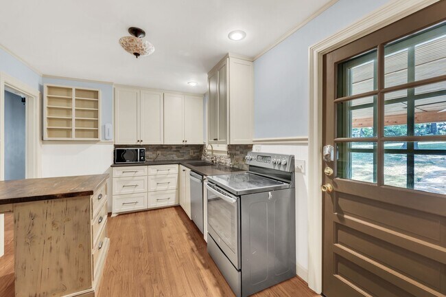 Building Photo - 5040 Stillwood Dr