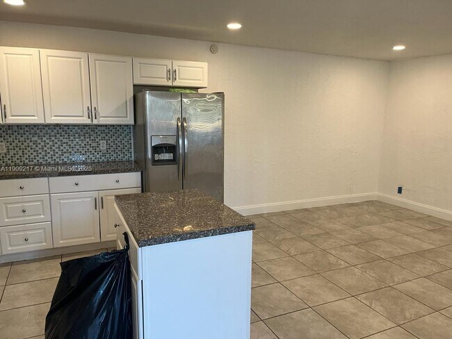 Building Photo - 1625 NW 9th Ave