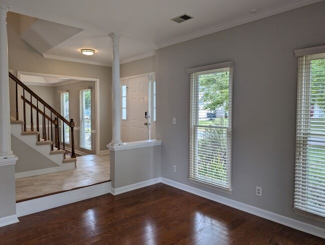 Building Photo - Beautiful home located on a cul-de-sac  in...