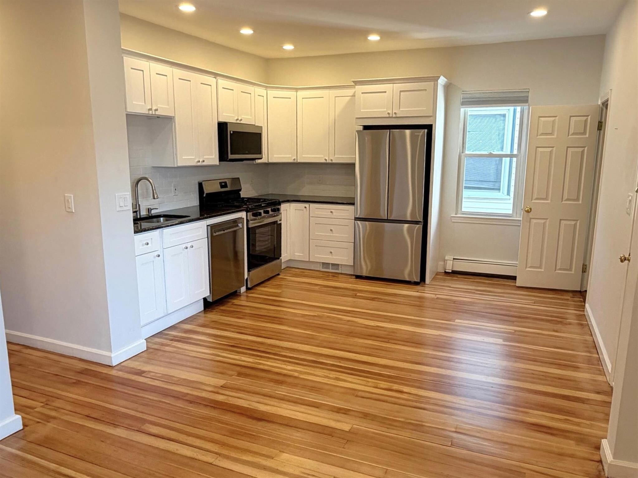 Building Photo - 172 Putnam Ave