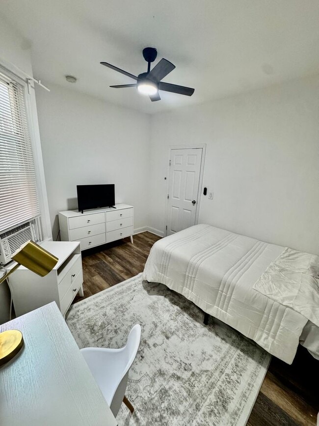 Building Photo - 2428 Cambreleng Ave