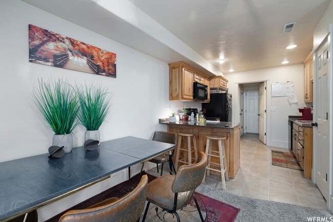 Building Photo - Spacious Vernal Townhome
