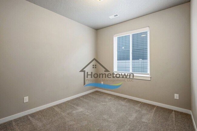 Building Photo - 3 Bedroom 2 Bath Home with 2-Car Attached ...