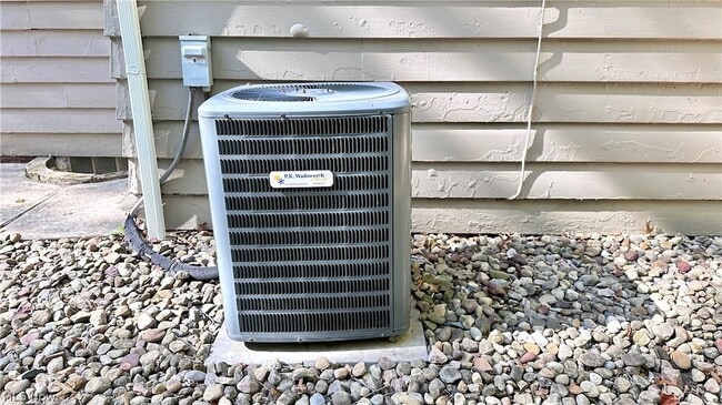 Building Photo - 1271 Hereford Rd