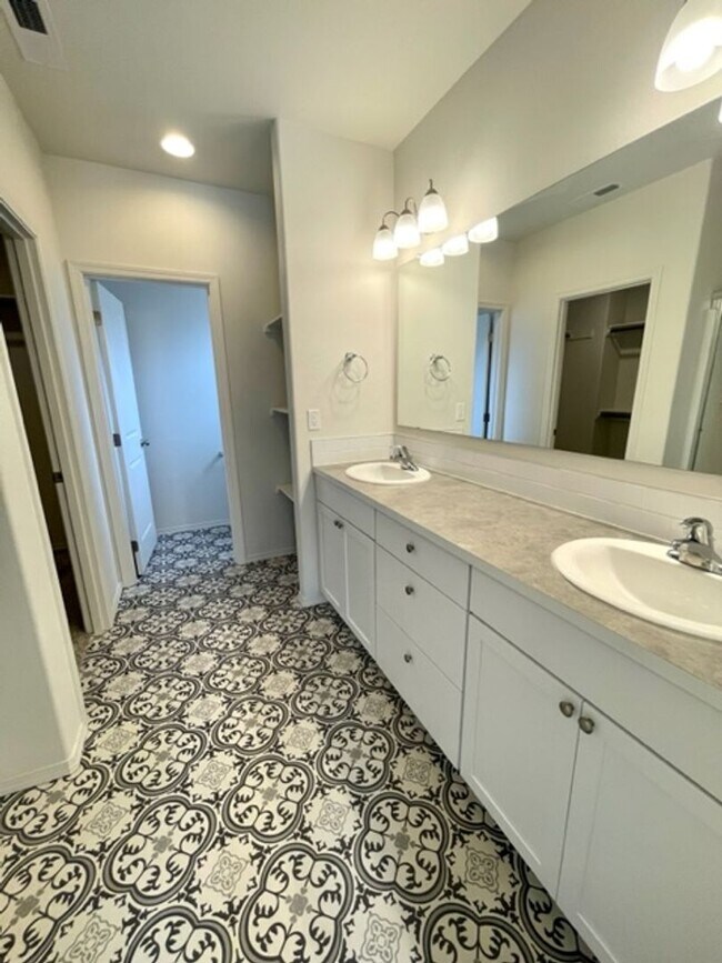 Building Photo - Beautiful like new 3 bedroom Hayden home in Prineville!