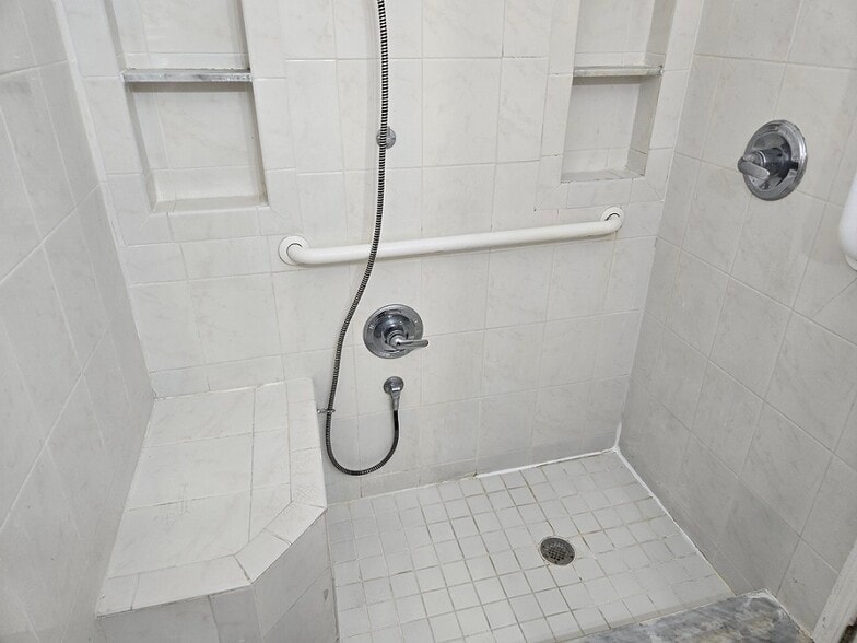 Shower with seat - 803 N Gomez Ave