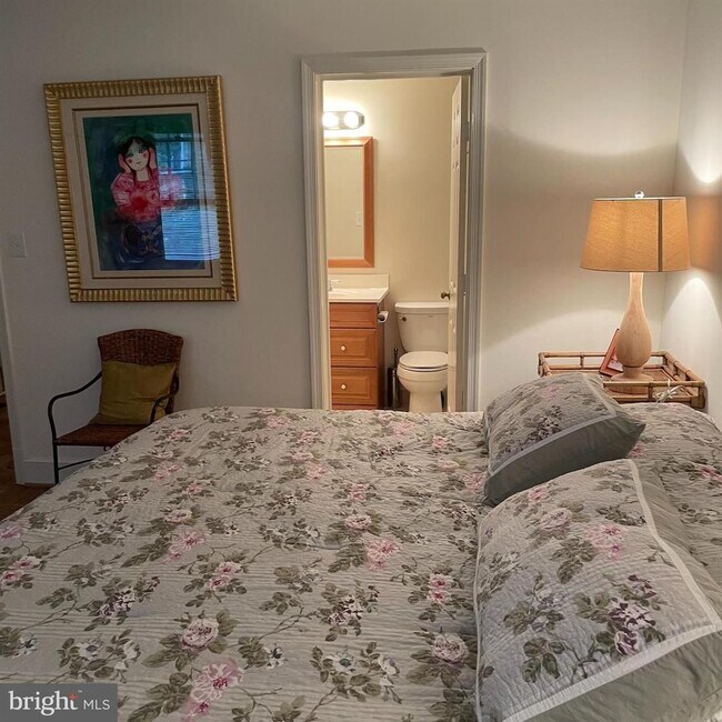 Building Photo - Wesley Heights Beautiful Fully Furnished 2 Bed, Two and a Half Bath