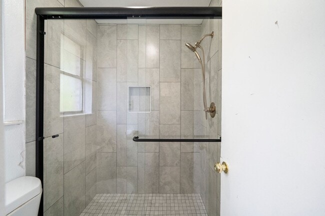 Building Photo - For Lease | 3 Bed, 2 Bath | 1,446 Sq Ft | ...