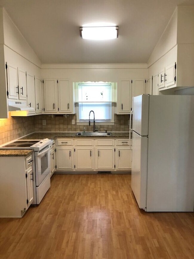 Building Photo - Travelers Rest !! 3 BR, 2 BA with Great Living Space - Den, Bonus Room, Primary Suite has a HUGE ...