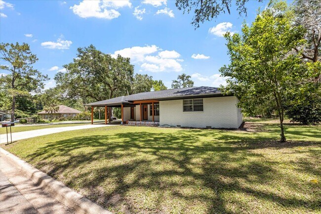 Building Photo - 2425 Bruce Ln