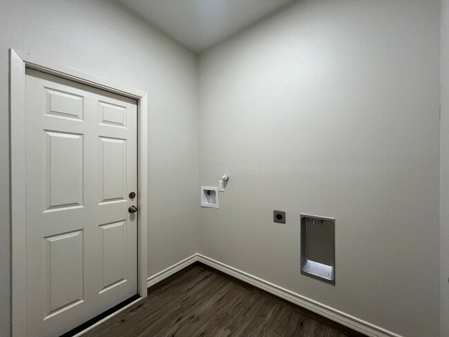 Building Photo - NEWER BUILD IN PA CLIFFS!!