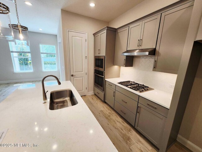 Building Photo - 541 Crestview Dr