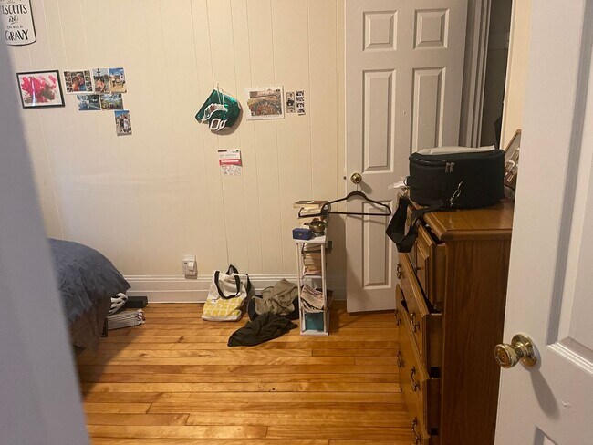 Building Photo - Top Floor Sunny 2 Bed Equal Large bedrooms, Heat and Hw inc No Fee Close to everything.Now or 1.1...