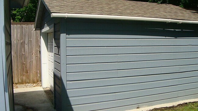 Building Photo - 112 Robert Lee Rd