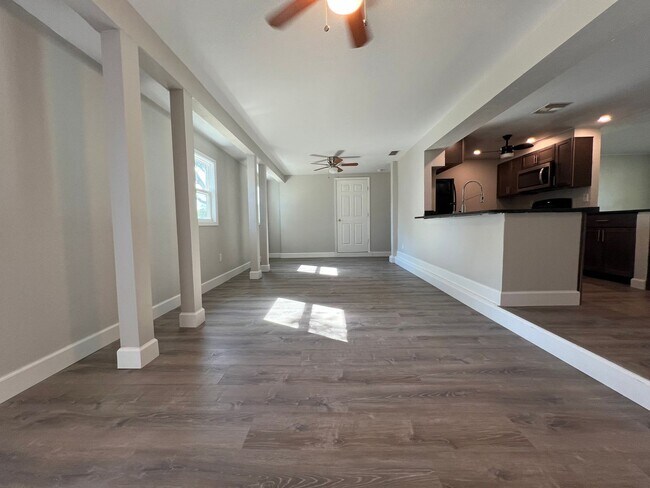 Building Photo - $1,795 ** Annual ** Available 5/15/26 ** Recently Upgraded **3 Bedroom / 2 Bath * Port Charlotte