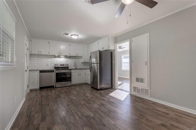 Building Photo - 221 Moncrief St