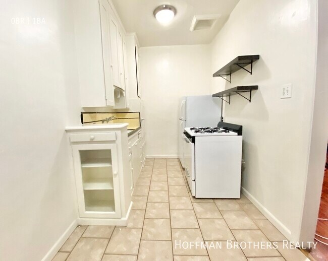 Building Photo - 606 S Dunsmuir Ave