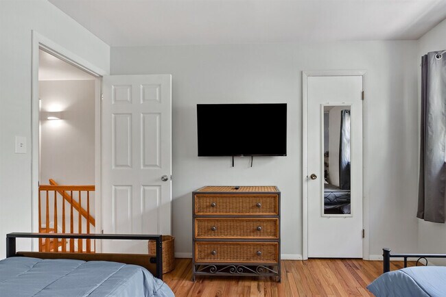 Building Photo - 10 James Dr