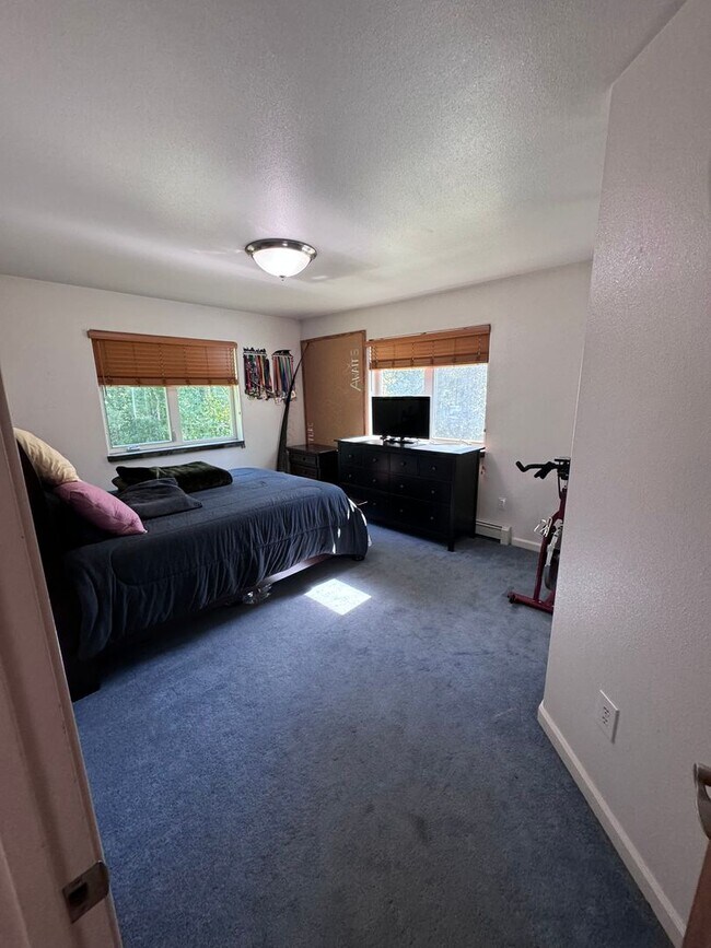 Building Photo - Beautiful 3 Bedroom, 2 bath, 2 Car Garage home off Chena Hills/Chena Ridge