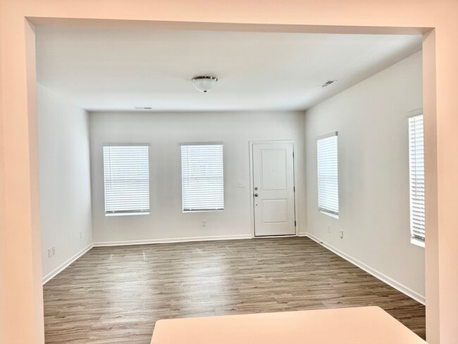Building Photo - Charming two bedroom 2 1/2 bath townhome