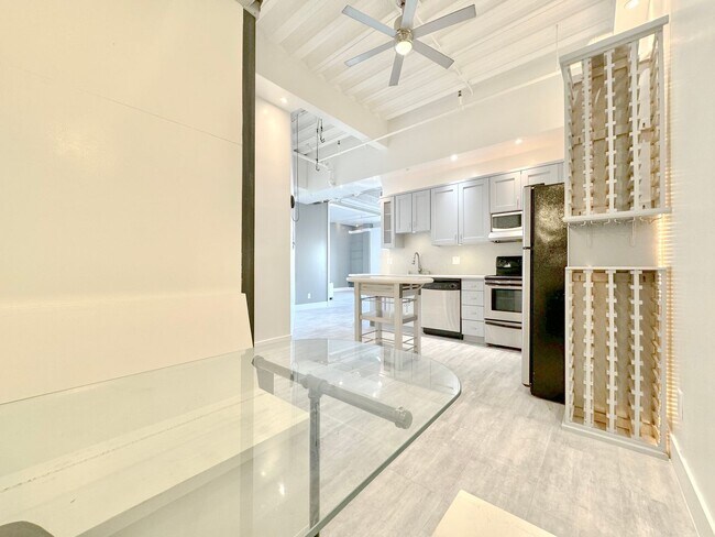 Building Photo - Top floor modern crafted spacious 1 Bed + ...