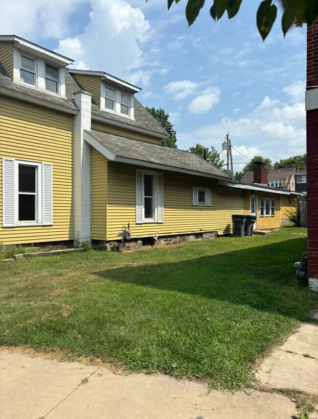 Building Photo - 722 S Main St