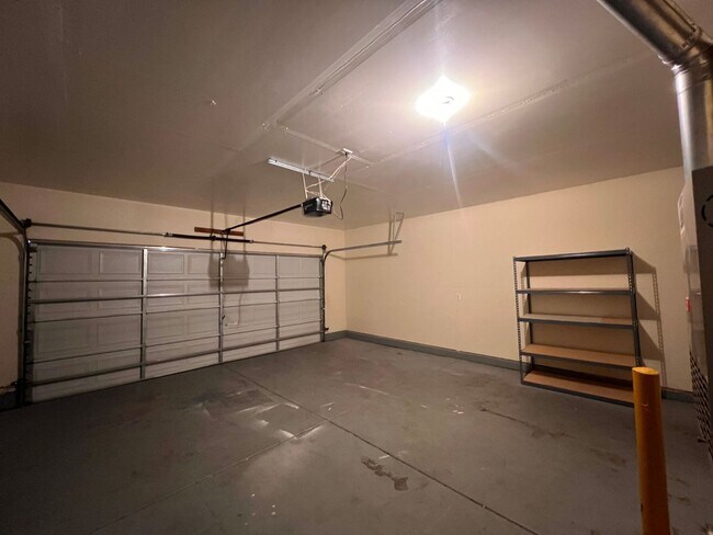 Building Photo - 221 Endeavor Ln