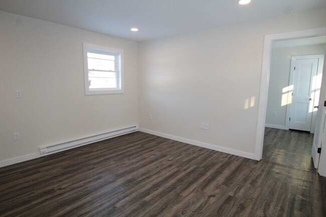 Building Photo - Beautifully remodeled and completed 1 bedroom apartment. FREE MONTH OF RENT!*