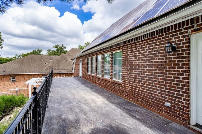 Building Photo - Historic Highland Road Beauty with Bayou V...