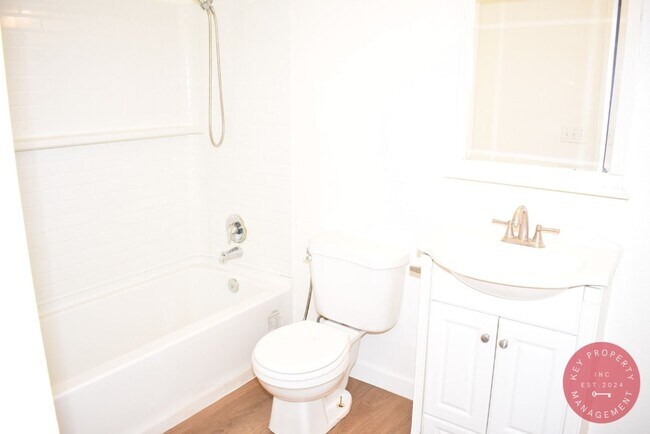 Building Photo - Charming 2-Bedroom East San Diego Apartment