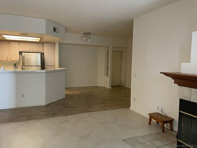 Building Photo - 640 Camino De La Reina