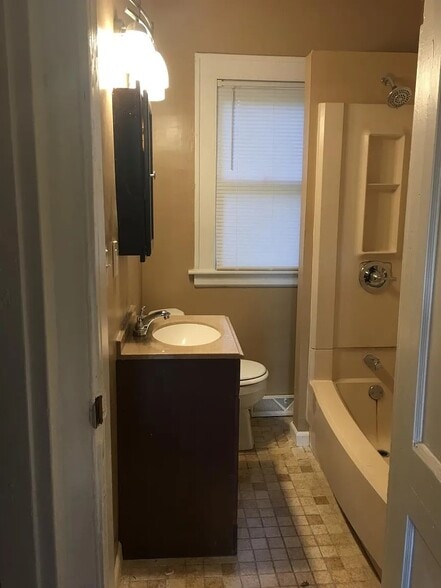 Building Photo - 33 Woodbine St