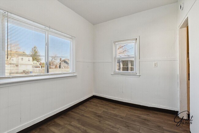 Building Photo - 2 bedroom $1200
