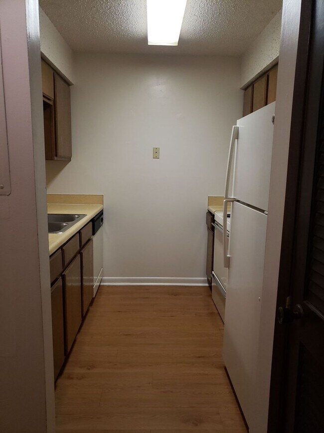 Building Photo - 1 Bedroom, 1.5 Bath Townhouse