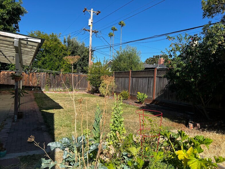 Building Photo - 1650 Glenroy Dr
