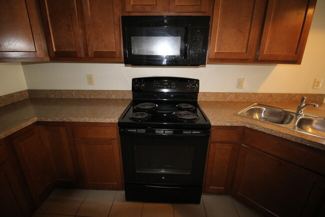 Building Photo - Spacious 2 Bedroom close to campus!
