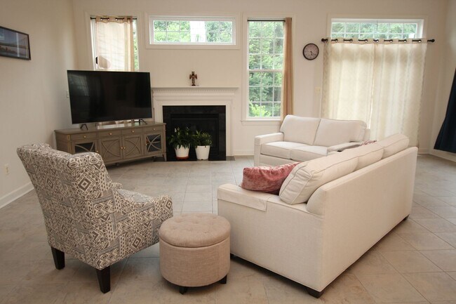 Building Photo - Spacious and modern single family home, lo...