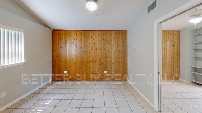 Building Photo - 300 N Church St