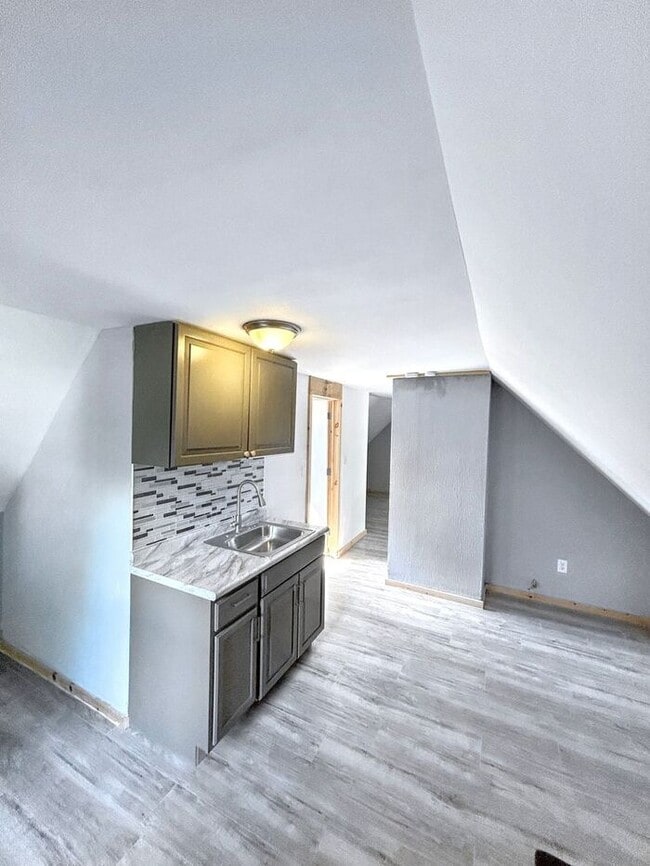 Building Photo - Cozy 1 Bed & 1 Bath Apartment in Cleveland...
