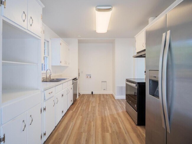 Building Photo - 2323 Frederick Pl