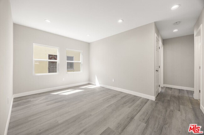 Building Photo - 121 W Elm Ave